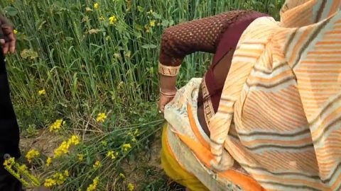 Bihari village bhabhi cheating and fucking with local boy in farm