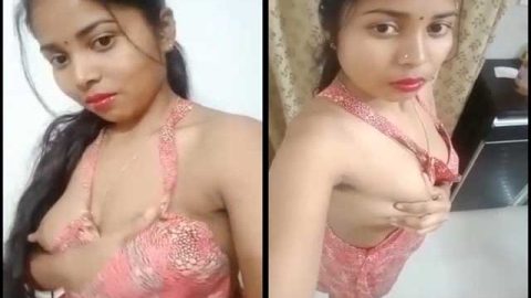 Sexy Desi Bhabhi Showing Her Boobs