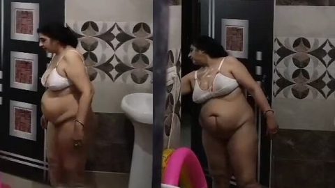 Aunty in bra showing pussy before nude bath MMS