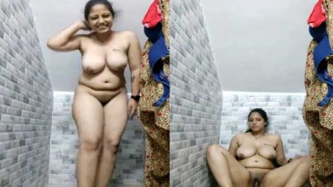 Beautiful horny Indian girl nude selfie MMS