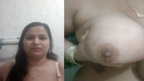 Bhabhi holding milky boobs in Pakistani solo nude clip