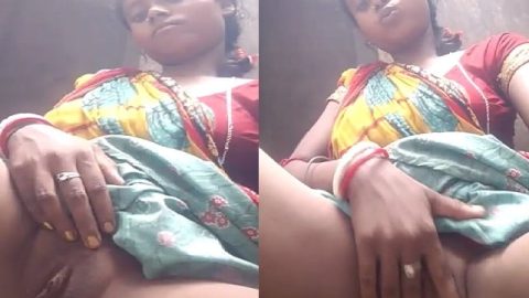 Bhabhi in saree showing pink pussy hole in selfie