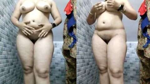 Chubby Indian girl showing her naked beauty