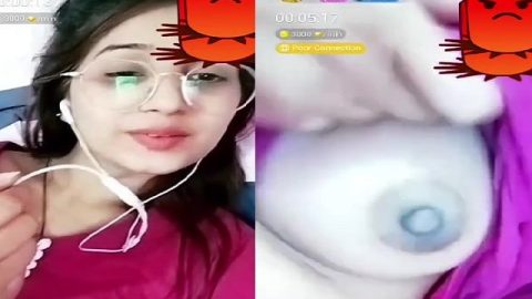 Cute girl flashes boobs in Chamet Pakistani sex chat