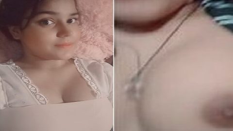 Cute girlfriend boobs show selfie viral video