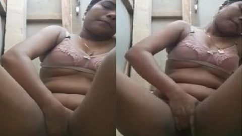 Horny bhabhi shaved pussy Desi fingering MMS
