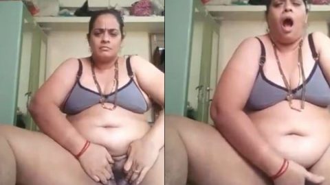 Horny mature aunty fingering pussy on cam