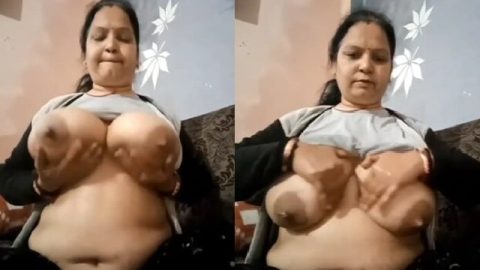 Huge booby Indian aunty sex mood viral boob play