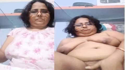 Mature MILF dildoing pussy using chapati roller