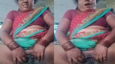 Mature Tamil sex aunty spreading pussy in mood