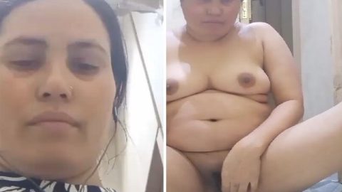 Mature bhabhi unsatisfied pussy fingering in bathroom