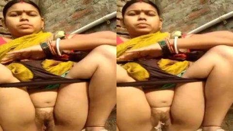 Mature village wife making pissing video for lover