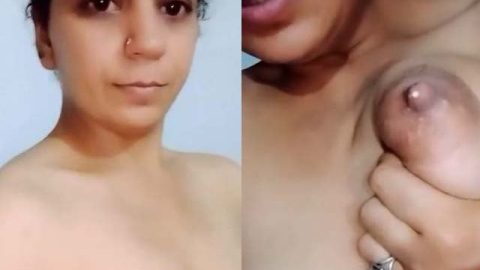 Naughty mature Bhabhi playing with boobs with dirty talk