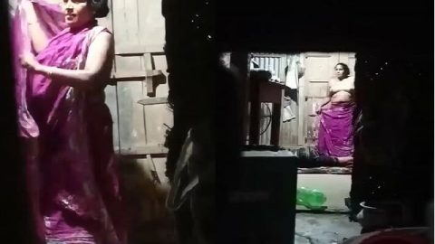 Neighbor MILF wearing saree without bra in FSI sex