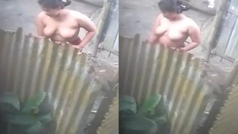 Neighbour village bhabhi bathing caught on camera