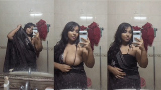 Girl In Saree Shows Gigantic Boobies