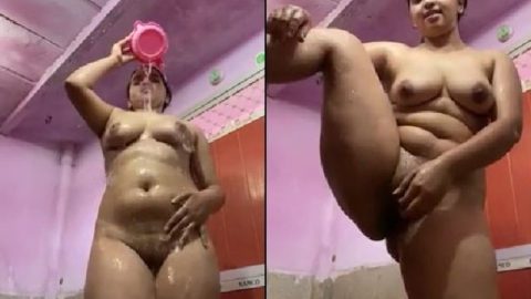 Sexy Indian girl bathing nude on cam