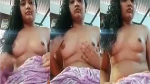 Sweet-looking Desi girl boobs show for lover