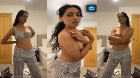 Sexy Figure Hot Babe Showing Her Big Ass Leak
