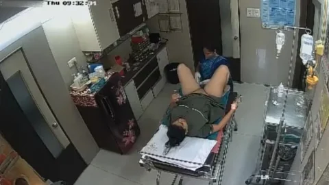 Desi Bhabhi In Clinic House-Keeper Shaving Her Pussy - hindixxxsite video