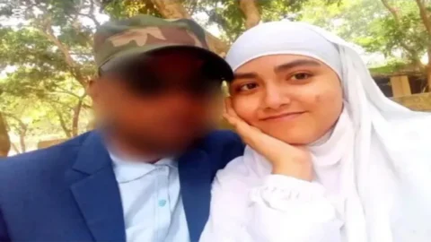 Hijabi GF Showing Boobs Pussy And Kissing With Lover