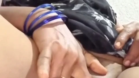 Desi bhabhi apne yaar ko chut dikha rahe