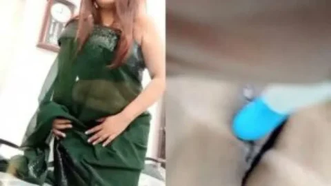 Super hot Indian bitch poking her pussy Desi Porn MMS