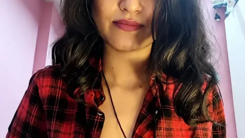 Desi Girl Showing Her Fully Nude Body and Spreads Her Wet Pussy Live Video MMS