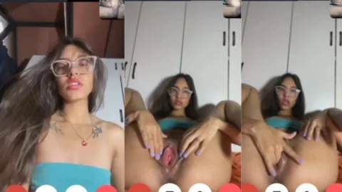 SEXY SLIM CHASMISH INDIAN BABE FINGERING SHAVED PINK WET JUICY PUSSY Desi Porn MMS